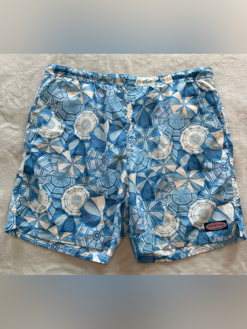 Vineyard Vines Men’s Chappy Swim Trunks Large Blue Umbrella Print